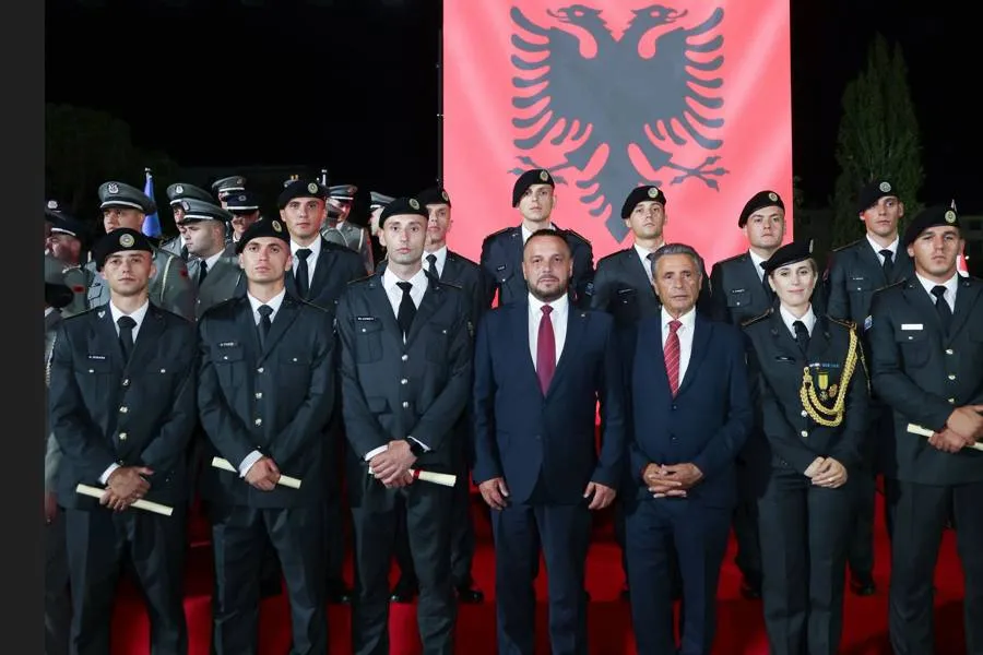Edhe 67 oficerë diplomojnë në akademinë ushtarake të Shqipërisë  10 nga ta kosovarë Dhjetë oficerë të rinj nga Kosova diplomuan me sukses në Akademinë e Forcave të Armatosura të Republikës së Shqipërisë  Ata ishin pjesë e një gjenerate prej 67   