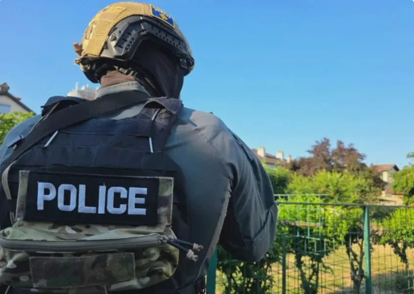 Aksion në Prishtinë  Prokuroria godet rrjetin e dokumenteve të falsifikuara Prokuroria Themelore në Prishtinë ka njoftuar se  në bashkëpunim me Policinë e Kosovës dhe agjencitë e tjera të zbatimit të ligjit  ka realizuar një aksion në tre   
