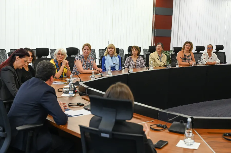Profesioniste nga Evropa dhe SHBA vizitojnë Kosovën  priten nga Kurti Kryeministri në detyrë i Republikës së Kosovës  Albin Kurti  ka pritur në takim antropologen Janet Reineck dhe pjesëmarrëset në programin  Kosova Ethno Tour 2026   të cilat   