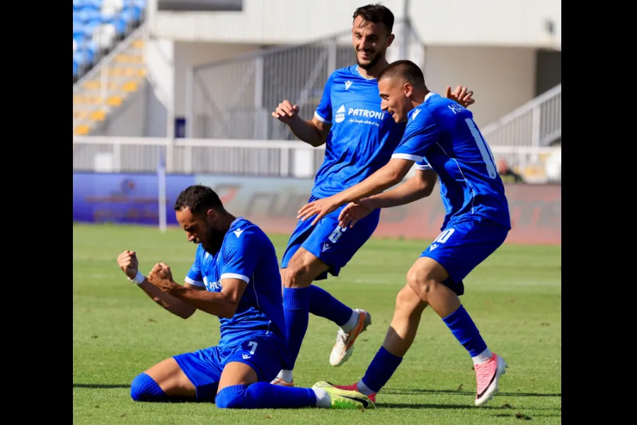 Malisheva mposht 2 0 Hibernianin në Ligën e Konferencës FC Malisheva ka shkruar një tjetër faqe të artë në historinë e futbollit kosovar Skuadra nga Malisheva ka triumfuar me rezultat 2 0 ndaj skuadrës së njohur skoceze  Hibernian FC  në ndeshjen   