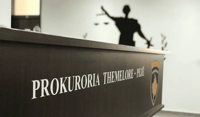 Ndalohet 48 orë personi që vrau babanë e tij nga pakujdesia në bjeshkët e Deçanit Prokuroria Themelore në Pejë ka ndaluar për 48 orë një person  i cili dyshohet se ka shkaktuar vdekjen e një personi  babait të tij  nga pakujdesia me armë zjarri   