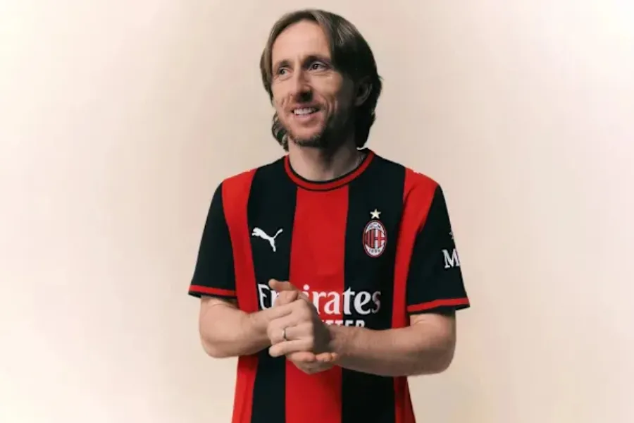 Luka Modric vazhdon edhe një vit te AC Milan Luka Modric ka rinovuar kontratën me AC Milan deri në qershor 2027 Mesfushori kroat  40 vjeç  ka rënë dakord të qëndrojë edhe për sezonin 2026 27  pas disa javësh negociatash me klubin kuqezi Modric e   