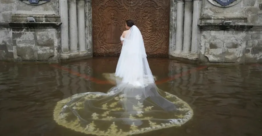  U martuam gjatë një tajfuni   fotot u bën virale Një vit më parë  një çift u martua në ujëra deri në gju mes një tajfuni të fuqishëm në Filipine  Fotot e dasmës u bënë shpejt virale pasi zbuluan një qëndrueshmëri të jashtëzakonshme në një botë   