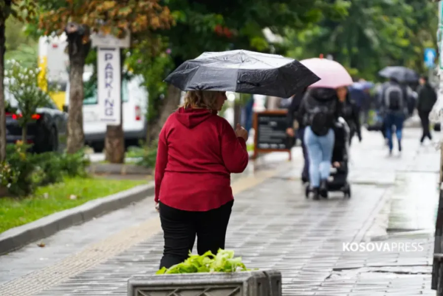 Sot pa diell  pasdite rikthehen reshjet dhe rrufetë Instituti Hidrometeorologjik i Kosovës  IHMK  ka njoftuar se dita e premte do të karakterizohet me mot më të freskët  me temperatura minimale nga 9 deri në 13 gradë Celsius dhe maksimale nga 19   
