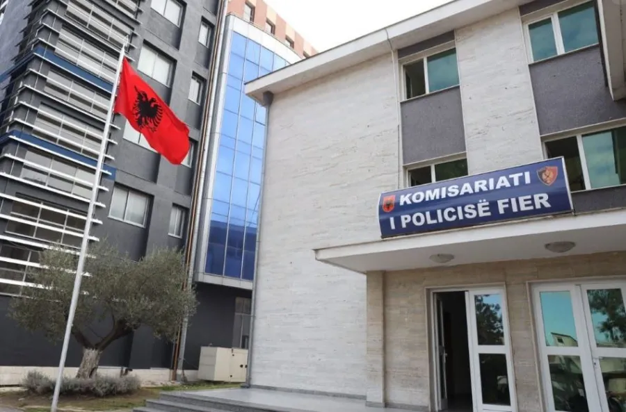 Vret ish vjehrrin dhe plagos ish vjehrrën në Fier  policia në kërkim të autorit Një 58 vjeçar është vrarë me armë gjahu  ndërsa bashkëshortja e tij ka mbetur e plagosur  në një ngjarje të rëndë që ka ndodhur mëngjesin e së premtes në fshatin   