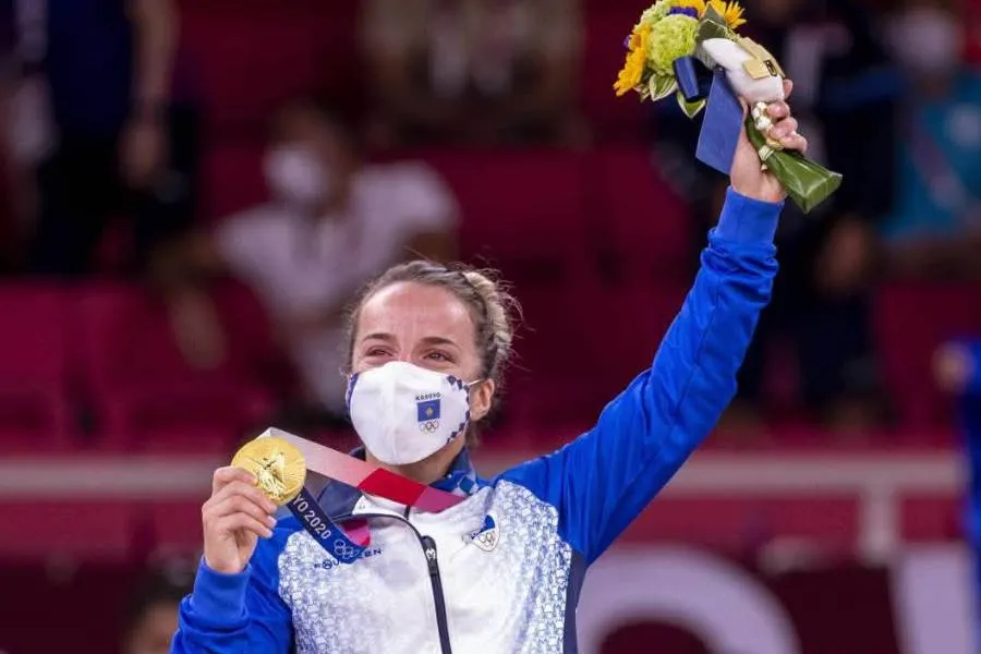 Pesë vite nga triumfi historik i Distria Krasniqit Federata e Xhudos së Kosovës ka kujtuar pesëvjetorin e një prej momenteve më të rëndësishme në historinë e sportit kosovar  medaljen e artë olimpike të Distria Krasniqit në Lojërat Olimpike Tokio   