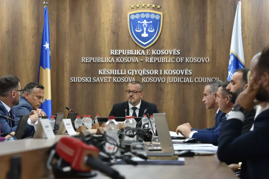 Dështon mbledhja e KGJK së  debat mes anëtarëve Ka dështuar të mbahet mbledhja e Këshillit Gjyqësor të Kosovës  ku do të shqyrtohej kërkesa e U D Presidentes të Kosovës dhe i njoftimeve të gjyqtarëve dhe stafit nga komuniteti serb për tërheqje të   