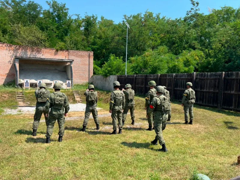 FSK investon në profesionalizëm  trajnim i ri për udhëheqjen e qitjeve ushtarake Komanda e Doktrinës dhe Stërvitjes  KDS  e Forcës së Sigurisë së Kosovës ka realizuar kursin  Udhëheqës i Poligonit dhe Mbikëqyrës i Vijës së Zjarrit   me synim   