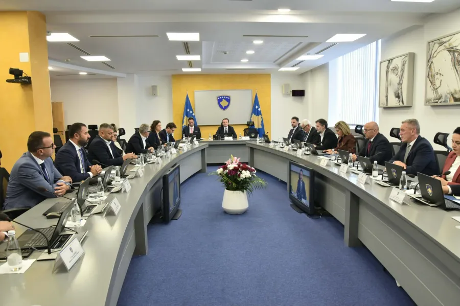 Qeveria miraton nismën për aderimin e Kosovës në zonën  EU Roam Like Home  Qeveria në detyrë ka miratuar të premten nismën për lidhjen e marrëveshjes ndërkombëtare me Bashkimin Evropian për aderimin në zonën  EU Roam Like Home  Kjo marrëveshje do   