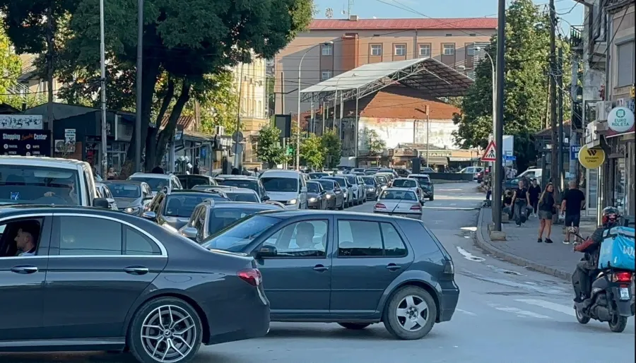 Punimet bllokojnë rrugën  Ilir Konushevcin   kolona të gjata në zemër të Prishtinës Punimet që po zhvillohen në rrugën  Ilir Konushevci   në Prishtinë kanë shkaktuar kolona të gjata të automjeteve dhe tollovi të dukshëm të komunikacionit Kolonat   