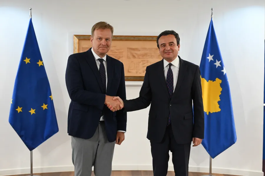Kurti dhe Sorensenin flasin për kthimin e gjyqtarëve serbë  Kushtetuta dhe ligjet janë udhërrëfyes Kryeministri në detyrë i Republikës së Kosovës  Albin Kurti  ka pritur sot në takim të dërguarin e posaçëm të Bashkimit Evropian për dialogun e   
