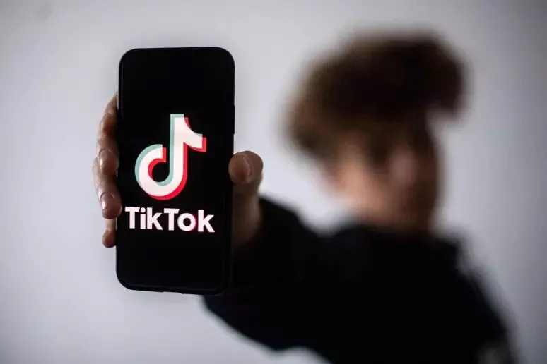 BE ja e sfidon TikTok un për sigurinë e llogarive të të miturve Komisioni Evropian i ka lëshuar një karton të verdhë sistemit të implementuar nga TikTok për të mbrojtur llogaritë e të miturve në platformë Brukseli pretendon se aplikacioni   