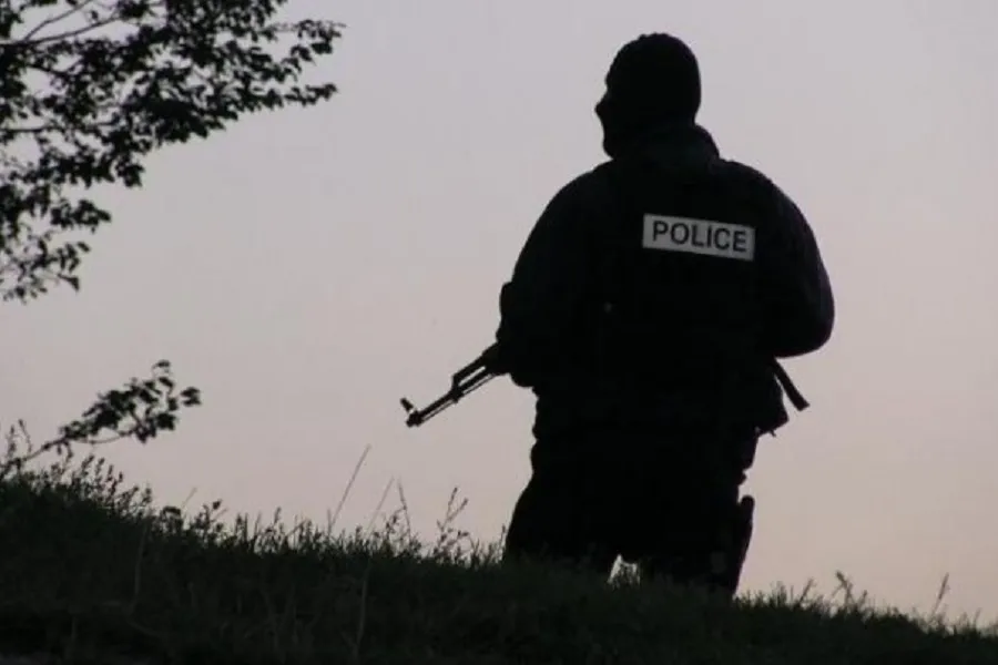 Katër persona kapen duke hyrë ilegalisht në Kosovë Policia e Kosovës ka raportuar tri raste të kalimit të paautorizuar të vijës kufitare gjatë 24 korrikut 2026  në Dobërçan dhe Hani të Elezit  ku janë përfshirë katër persona Sipas Policisë  në   