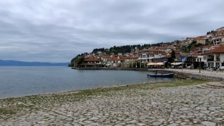 Ohri shpëtoi edhe një herë nga UNESCO Ohri me rrethinë shpëtoi sërish  UNESCO ka vendosur të mos i vendosë në listën e Trashëgimisë Botërore në Rrezik për momentin  Maqedonisë dhe Shqipërisë i jepet një periudhë prej 5 vitesh  për të zbatuar   