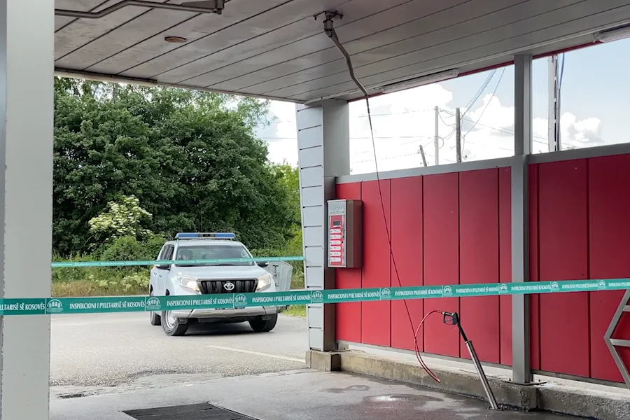 Hajni futet në lokal dhe merr 220 euro nga arka  Policia nis hetimet Dy raste të vjedhjes janë raportuar pasditen e së premtes në komunën e Zveçanit  ku persona të panjohur kanë marrë para të gatshme dhe dokumente personale Sipas Policisë së   