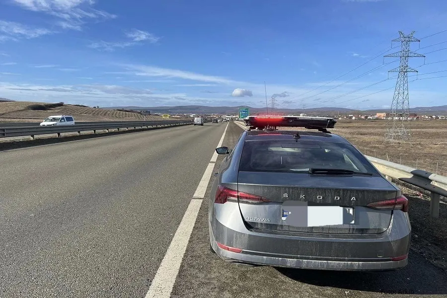 Arrestohet në Vushtrri pasi pengoi policinë gjatë një ndalimi në trafik Një person është arrestuar të premten në fshatin Smrekonicë të Vushtrrisë  pasi dyshohet se ka penguar zyrtarët policorë gjatë kryerjes së detyrës zyrtare Sipas Policisë së   