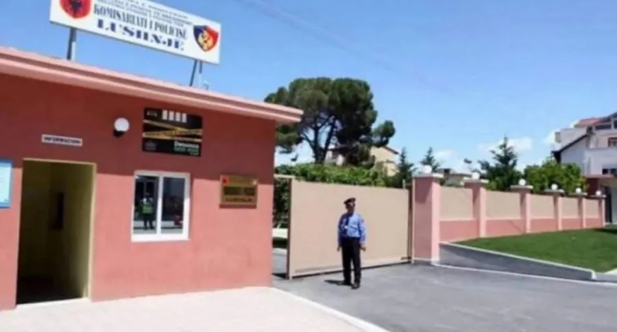 Plagos rëndë kushëririn 71 vjeçar me thikë  policia arreston autorin Një 60 vjeçar është arrestuar nga Policia e Shtetit në Lushnjë  pasi dyshohet se ka plagosur rëndë me thikë kushëririn e tij pas një konflikti për motive të dobëta Sipas   