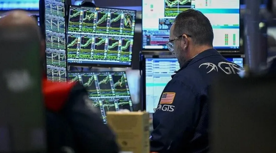 aksionet-amerikane-mbyllen-javen-me-rezultate-te-perziera-bursa-e-nju-jorkut-e-mbylli-javen-me-rezultate-te-perziera-ndersa-investitoret-u-perqendruan-ne-bilancet-e-korporatave-zhvillimet-gjeopolitike-ne-lindjen-e-mesme-dhe-tarifat-e-reja-te